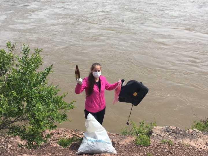 Регоператор помог экологическим активистам с уборкой берега Абакана